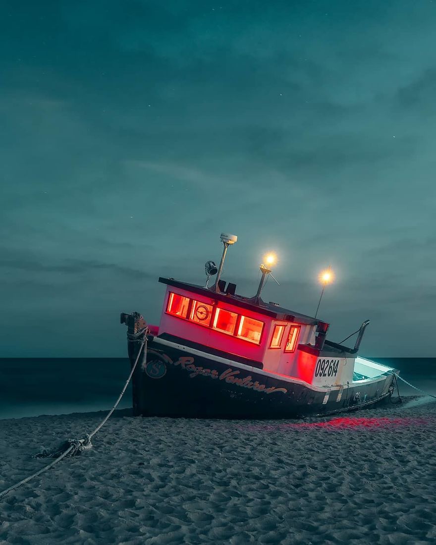 Photographer’s Unhealthy Obsession With Neon Signs Will Transport You Back In Time