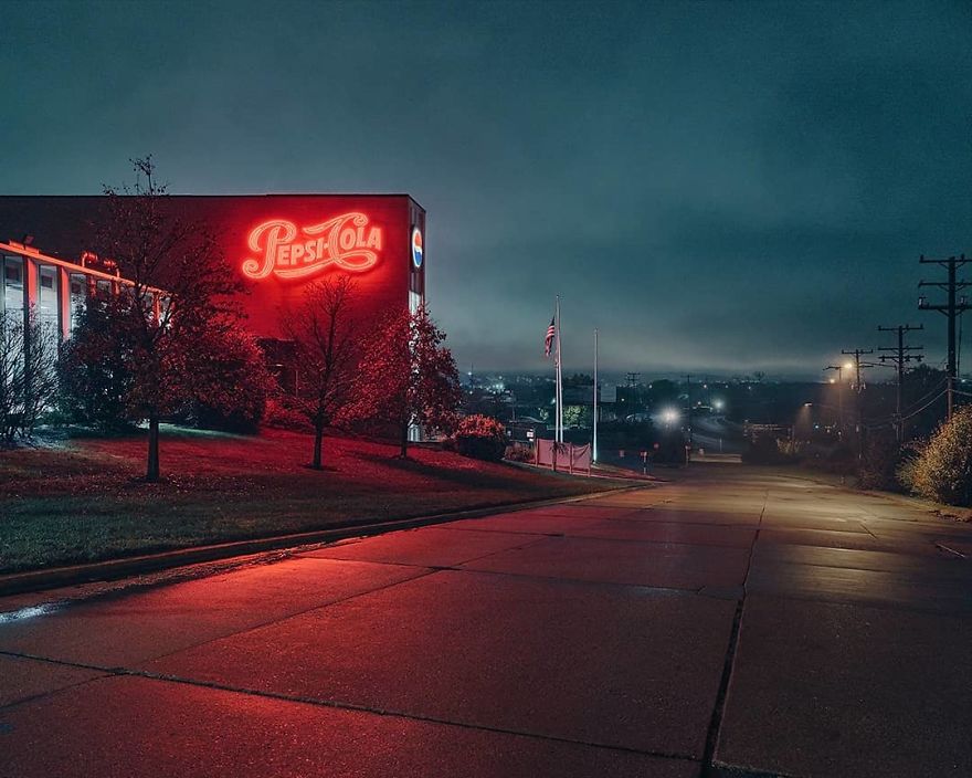 Photographer’s Unhealthy Obsession With Neon Signs Will Transport You Back In Time