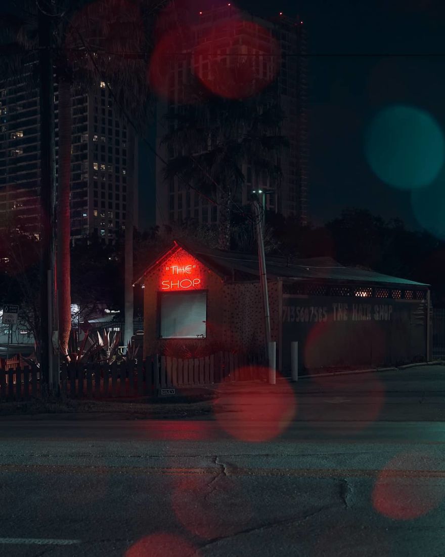 Photographer’s Unhealthy Obsession With Neon Signs Will Transport You Back In Time