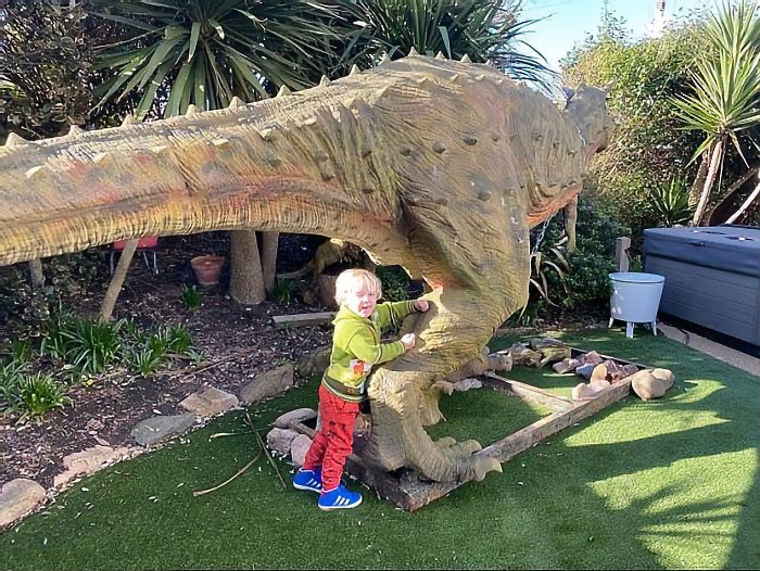 Dad Accidentally Buys A Life-Size 6-Meter-Long Dinosaur Statue For His 4-Year-Old Son Dad Accidentally Buys A Life-Size 6-Meter-Long Dinosaur Statue For His 4-Year-Old Son