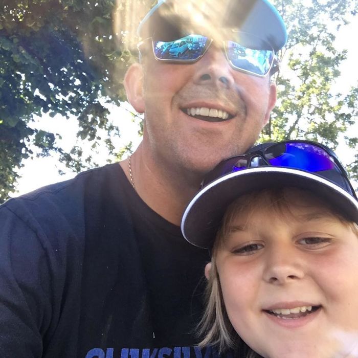 Dad Accidentally Buys A Life-Size 6-Meter-Long Dinosaur Statue For His 4-Year-Old Son Dad Accidentally Buys A Life-Size 6-Meter-Long Dinosaur Statue For His 4-Year-Old Son