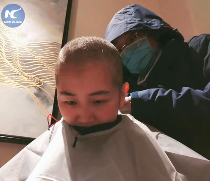Chinese Nurses Are Shaving Their Heads To Prevent The Spread Of Coronavirus Chinese Nurses Are Shaving Their Heads To Prevent The Spread Of Coronavirus