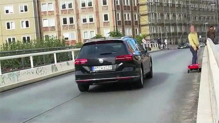 Man Creates 'Traffic Jams' On Google Maps By Wheeling 99 Smartphones In A Wagon Man Creates 'Traffic Jams' On Google Maps By Wheeling 99 Smartphones In A Wagon