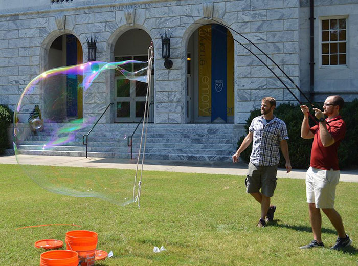 After Observing Street Performers Making Gigantic Soap Bubbles This Scientist Decides To Create A Perfect Soap Bubble Recipe