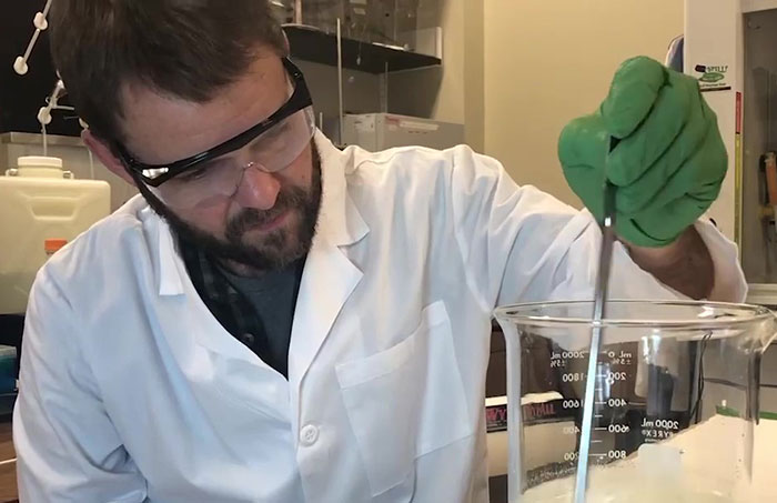 After Observing Street Performers Making Gigantic Soap Bubbles This Scientist Decides To Create A Perfect Soap Bubble Recipe