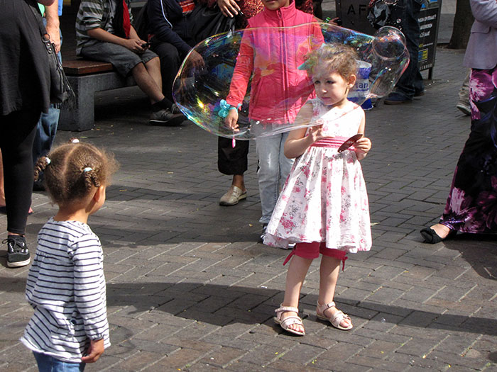 After Observing Street Performers Making Gigantic Soap Bubbles This Scientist Decides To Create A Perfect Soap Bubble Recipe After Observing Street Performers Making Gigantic Soap Bubbles This Scientist Decides To Create A Perfect Soap Bubble Recipe