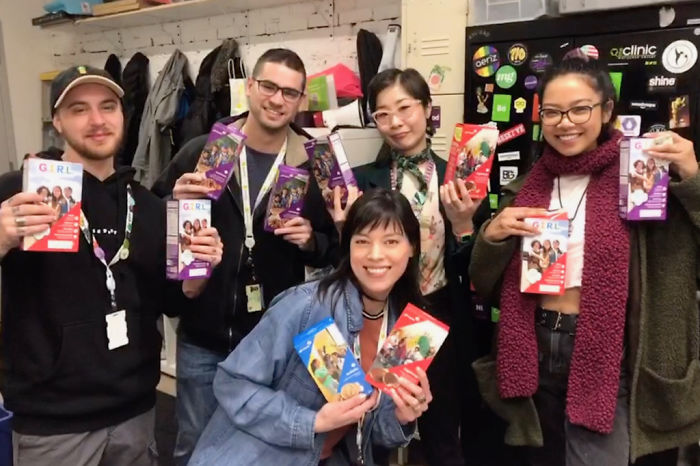 Girl Scouts Set Up Their Stall Outside A Weed Dispensary In Chicago, Sell Several Hundred Boxes Girl Scouts Set Up Their Stall Outside A Weed Dispensary In Chicago, Sell Several Hundred Boxes