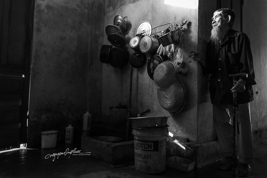 I Photographed The Love Story Of An Old Vietnamese Couple That Has Been Together Since The 30s (15 Pics) I Photographed The Love Story Of An Old Vietnamese Couple That Has Been Together Since The 30s (15 Pics)