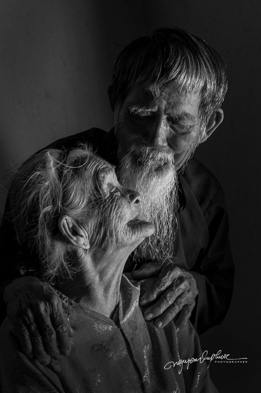 I Photographed The Love Story Of An Old Vietnamese Couple That Has Been Together Since The 30s (15 Pics) I Photographed The Love Story Of An Old Vietnamese Couple That Has Been Together Since The 30s (15 Pics)