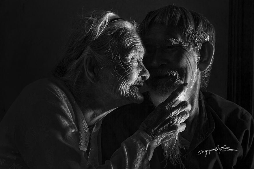 I Photographed The Love Story Of An Old Vietnamese Couple That Has Been Together Since The 30s (15 Pics) I Photographed The Love Story Of An Old Vietnamese Couple That Has Been Together Since The 30s (15 Pics)