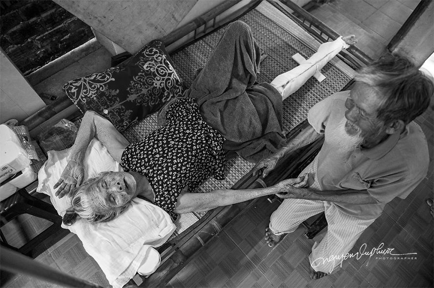 I Photographed The Love Story Of An Old Vietnamese Couple That Has Been Together Since The 30s (15 Pics) I Photographed The Love Story Of An Old Vietnamese Couple That Has Been Together Since The 30s (15 Pics)