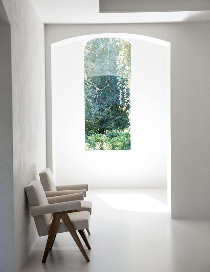 Kim Kardashian Posts Photos Of Her Mansion And It’s So Empty, People Start Hilariously Roasting It Kim Kardashian Posts Photos Of Her Mansion And It’s So Empty, People Start Hilariously Roasting It