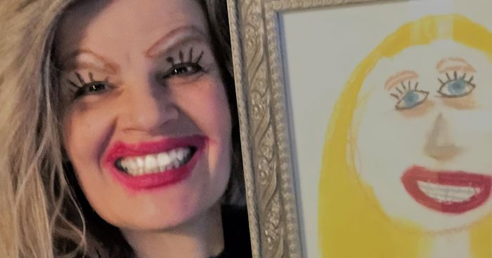 Mom Posts A Hilarious Selfie Posing Next To Her Daughter’s Drawing