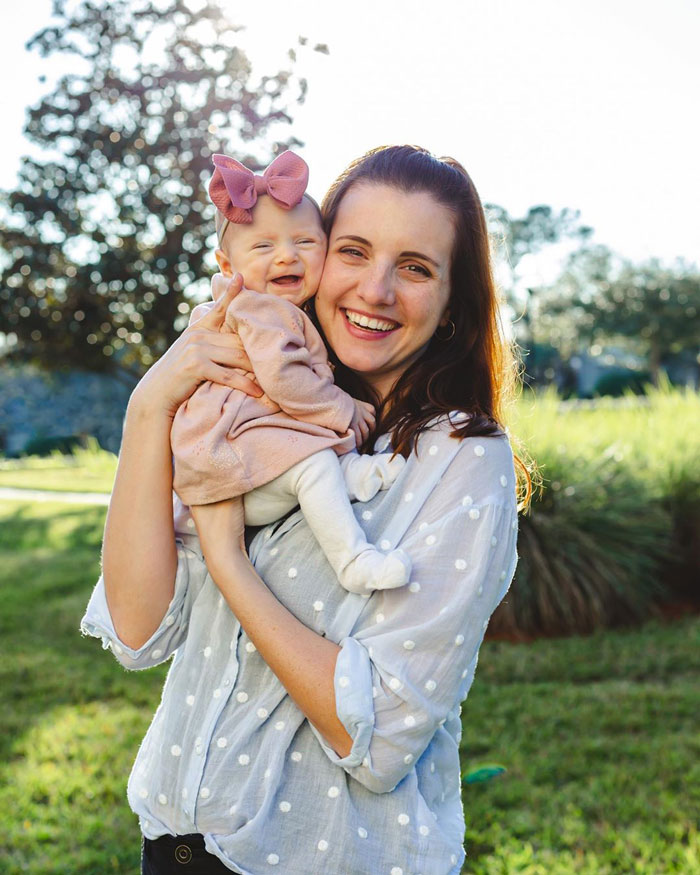 Woman Dresses Up As Different Pop Culture Characters To Celebrate Each Week Of Her Pregnancy