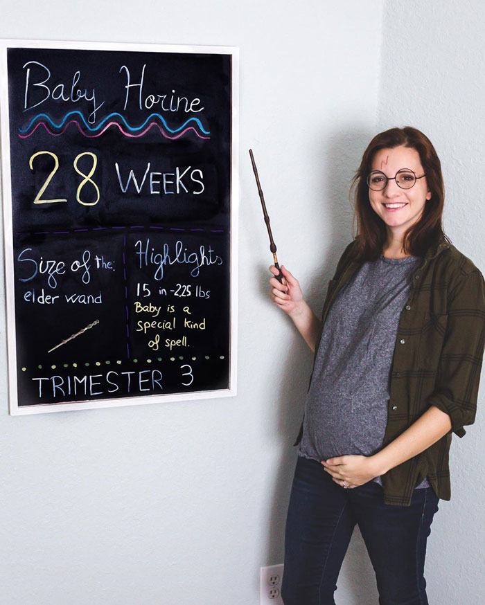 Woman Dresses Up As Different Pop Culture Characters To Celebrate Each Week Of Her Pregnancy