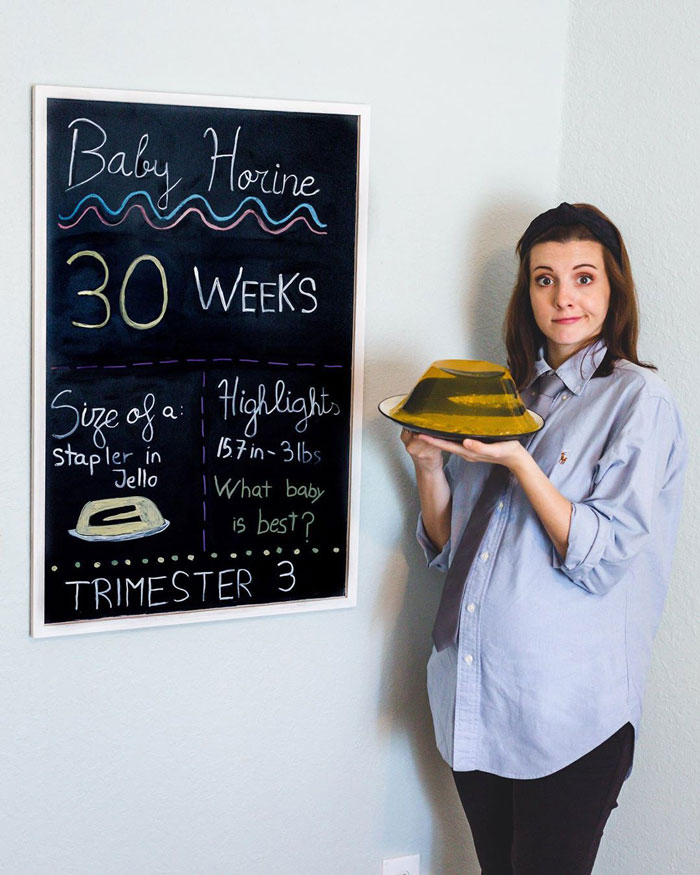 Woman Dresses Up As Different Pop Culture Characters To Celebrate Each Week Of Her Pregnancy Woman Dresses Up As Different Pop Culture Characters To Celebrate Each Week Of Her Pregnancy