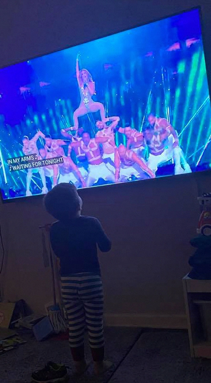 Mom Shares Her 14 Y.O. Son's Face In Response To J.Lo At The Super Bowl, Other Parents Share Their Kids' Reactions Mom Shares Her 14 Y.O. Son's Face In Response To J.Lo At The Super Bowl, Other Parents Share Their Kids' Reactions