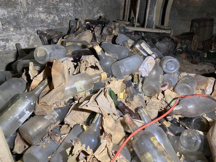 Couple Renovates A 168-Year-Old Mansion, Finds A Hidden Room Couple Renovates A 168-Year-Old Mansion, Finds A Hidden Room