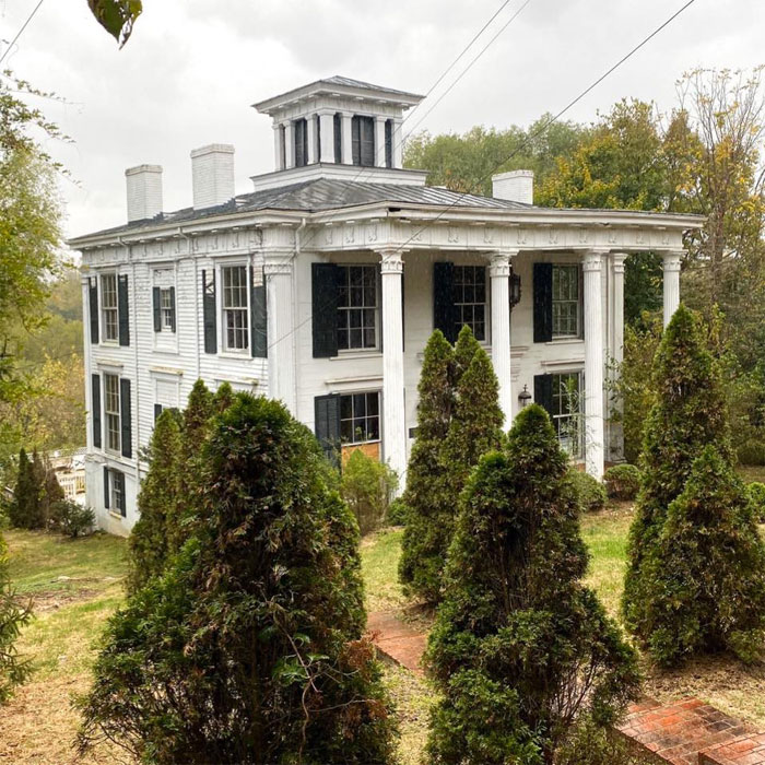 Couple Renovates A 168-Year-Old Mansion, Finds A Hidden Room Couple Renovates A 168-Year-Old Mansion, Finds A Hidden Room