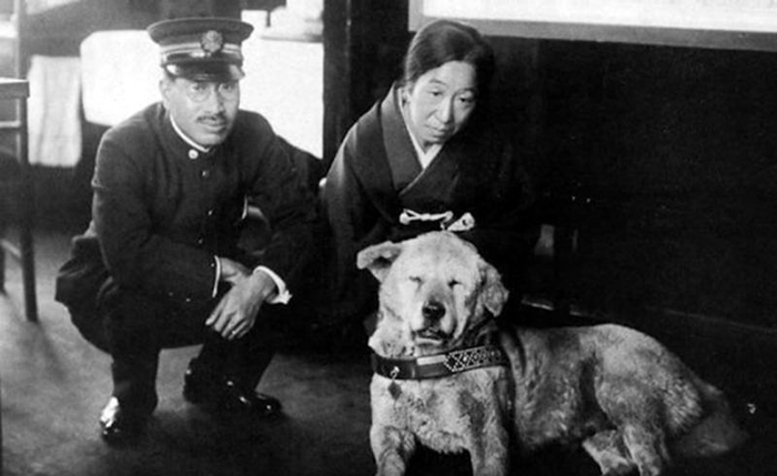 Rare Photos Of Hachiko Patiently Waiting For His Owner Have Surfaced And It's Heartbreaking To See