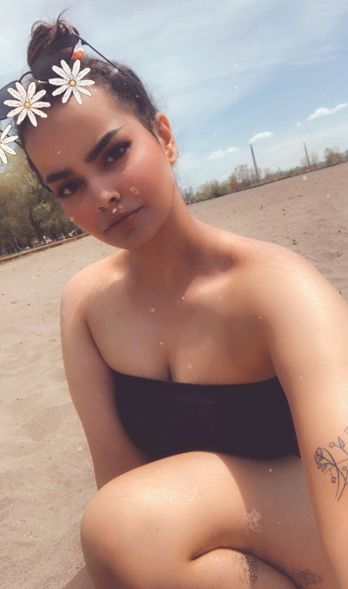 Saudi Girl Compares Pics With And Without A Niqab To Celebrate Being Free Saudi Girl Compares Pics With And Without A Niqab To Celebrate Being Free