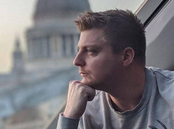 Single 30-Year-Old Man Buys A Billboard Asking Women To Date Him And The Website It Leads To Is Hilarious Single 30-Year-Old Man Buys A Billboard Asking Women To Date Him And The Website It Leads To Is Hilarious