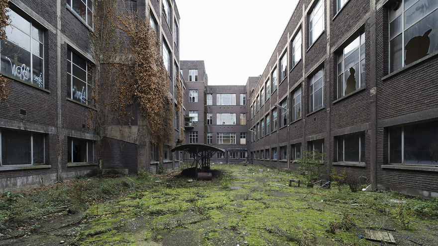 I Explored A University In Belgium That's Been Abandoned Since 2006 (15 Pics)