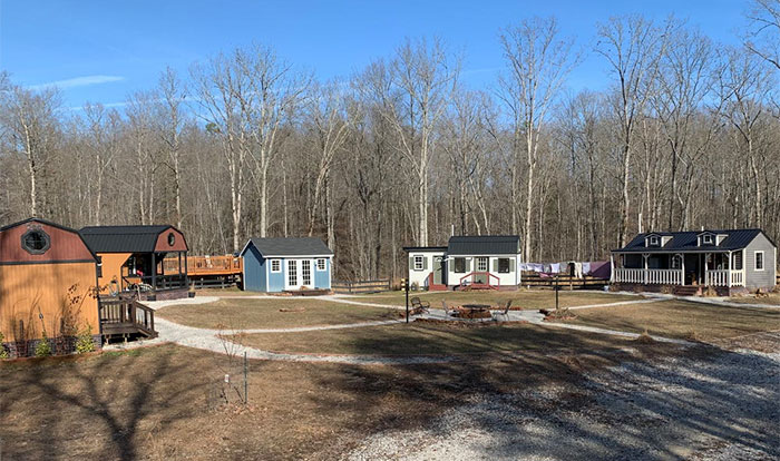 Esta familia construyó una pequeña aldea privada con casitas para sus hijos adolescentes, y enseñan cómo son por dentro