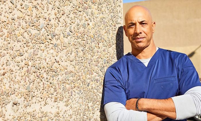 This Man Is A Veterinarian Who Walks Around California And Treats Homeless People's Animals For Free This Man Is A Veterinarian Who Walks Around California And Treats Homeless People's Animals For Free