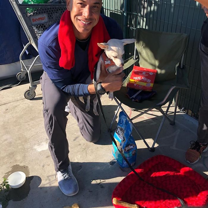 This Man Is A Veterinarian Who Walks Around California And Treats Homeless People's Animals For Free This Man Is A Veterinarian Who Walks Around California And Treats Homeless People's Animals For Free