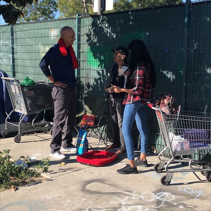 This Man Is A Veterinarian Who Walks Around California And Treats Homeless People's Animals For Free