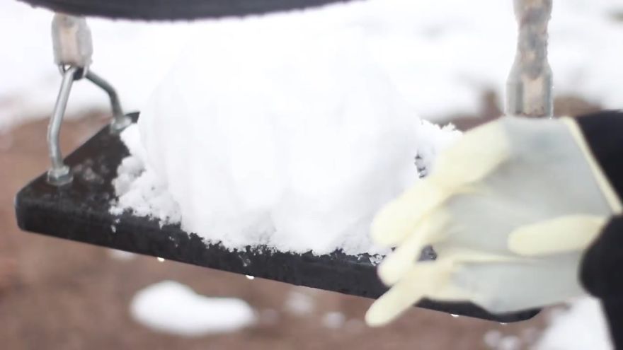 This Artist Decided To Creep People Out By Creating A 'Pennyswise' Snowman On A Swingset This Artist Decided To Creep People Out By Creating A 'Pennyswise' Snowman On A Swingset