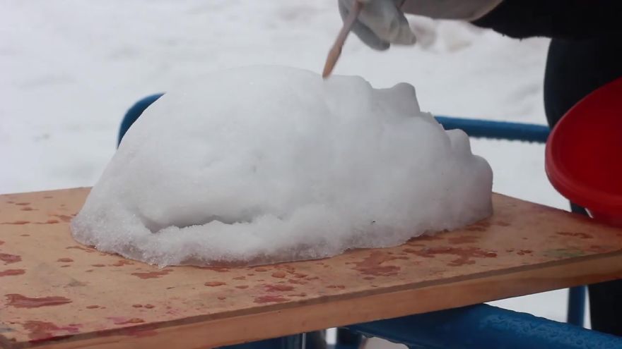 This Artist Decided To Creep People Out By Creating A 'Pennyswise' Snowman On A Swingset This Artist Decided To Creep People Out By Creating A 'Pennyswise' Snowman On A Swingset