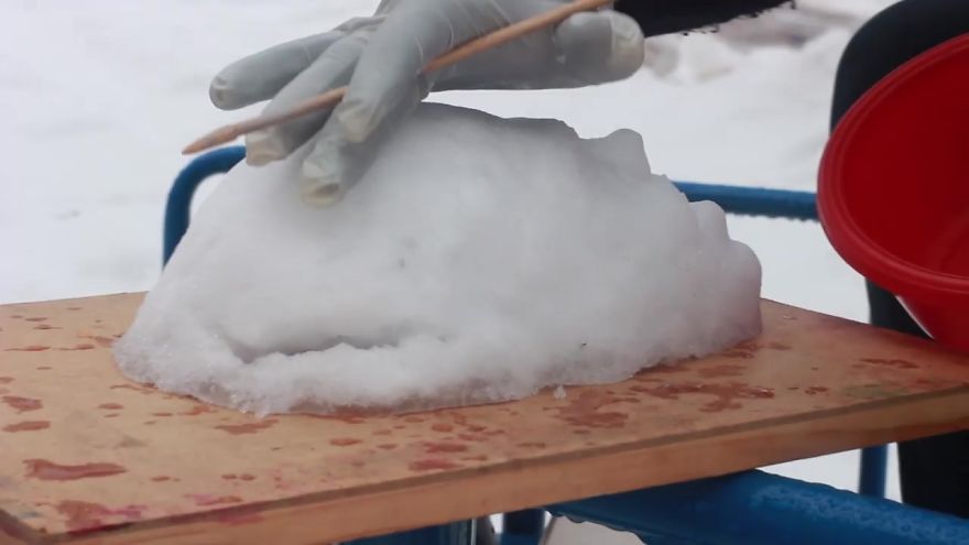 This Artist Decided To Creep People Out By Creating A 'Pennyswise' Snowman On A Swingset This Artist Decided To Creep People Out By Creating A 'Pennyswise' Snowman On A Swingset