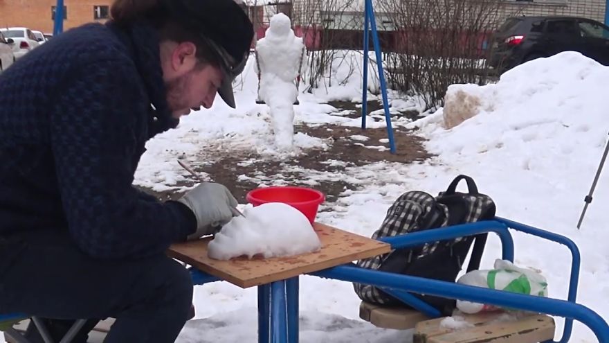 This Artist Decided To Creep People Out By Creating A 'Pennyswise' Snowman On A Swingset This Artist Decided To Creep People Out By Creating A 'Pennyswise' Snowman On A Swingset