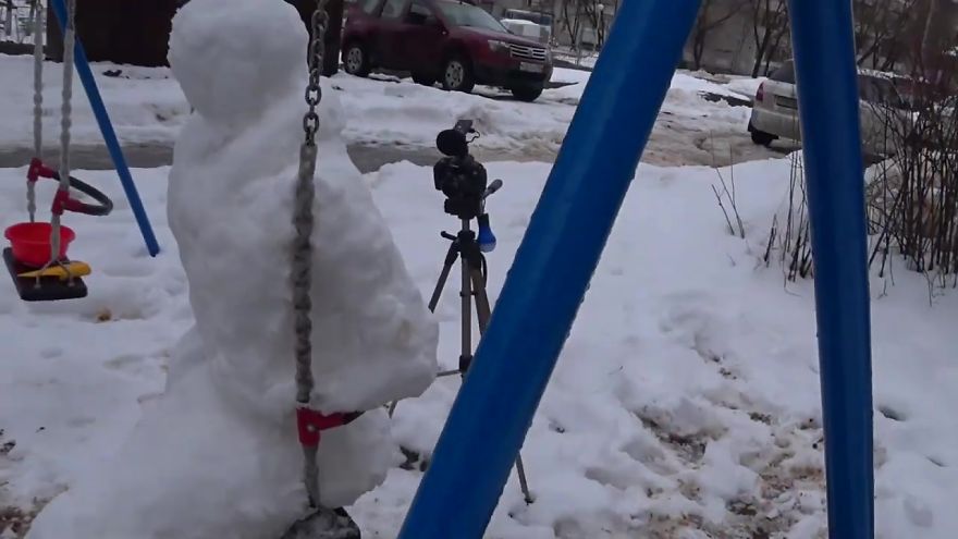 This Artist Decided To Creep People Out By Creating A 'Pennyswise' Snowman On A Swingset This Artist Decided To Creep People Out By Creating A 'Pennyswise' Snowman On A Swingset