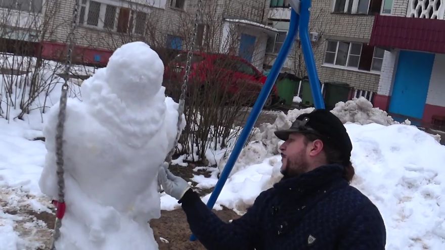 This Artist Decided To Creep People Out By Creating A 'Pennyswise' Snowman On A Swingset This Artist Decided To Creep People Out By Creating A 'Pennyswise' Snowman On A Swingset