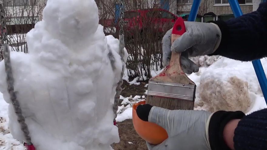 This Artist Decided To Creep People Out By Creating A 'Pennyswise' Snowman On A Swingset This Artist Decided To Creep People Out By Creating A 'Pennyswise' Snowman On A Swingset
