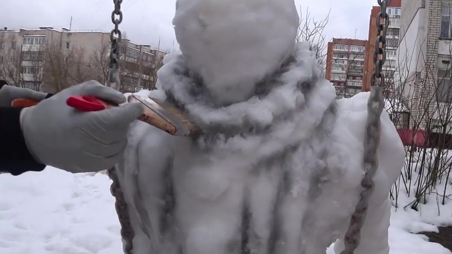 This Artist Decided To Creep People Out By Creating A 'Pennyswise' Snowman On A Swingset This Artist Decided To Creep People Out By Creating A 'Pennyswise' Snowman On A Swingset