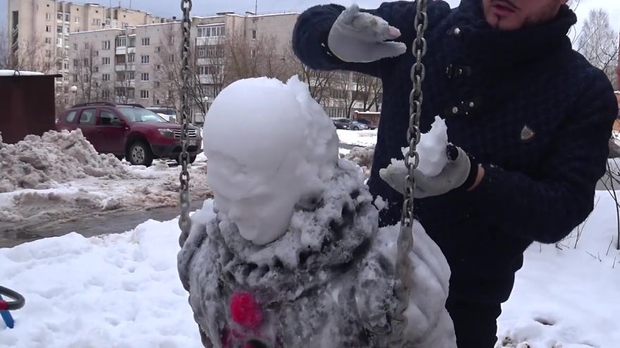This Artist Decided To Creep People Out By Creating A 'Pennyswise' Snowman On A Swingset This Artist Decided To Creep People Out By Creating A 'Pennyswise' Snowman On A Swingset