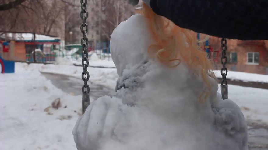 This Artist Decided To Creep People Out By Creating A 'Pennyswise' Snowman On A Swingset This Artist Decided To Creep People Out By Creating A 'Pennyswise' Snowman On A Swingset