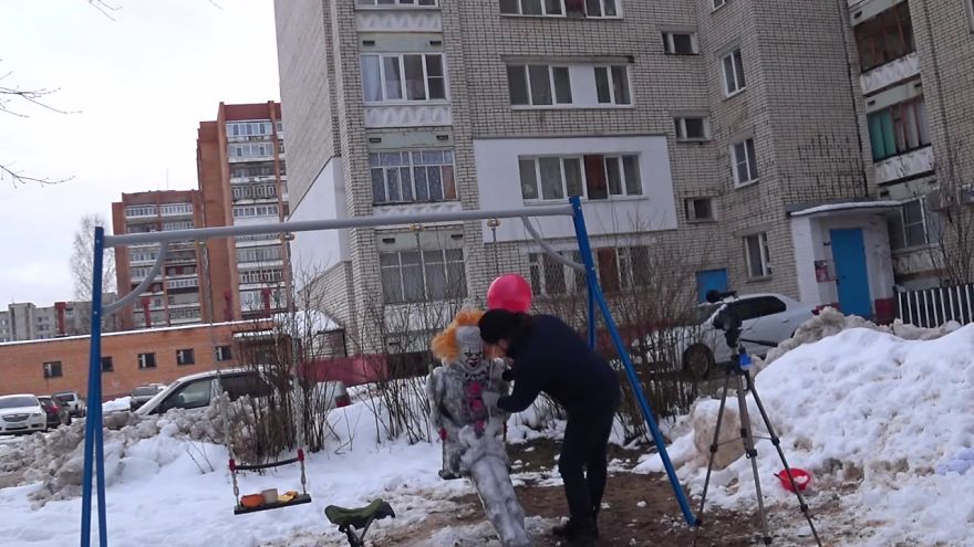 This Artist Decided To Creep People Out By Creating A 'Pennyswise' Snowman On A Swingset This Artist Decided To Creep People Out By Creating A 'Pennyswise' Snowman On A Swingset