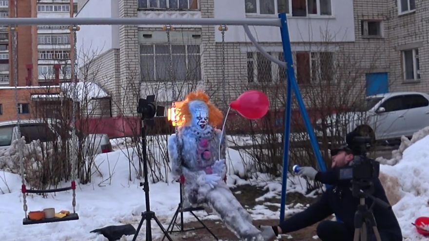 This Artist Decided To Creep People Out By Creating A 'Pennyswise' Snowman On A Swingset This Artist Decided To Creep People Out By Creating A 'Pennyswise' Snowman On A Swingset