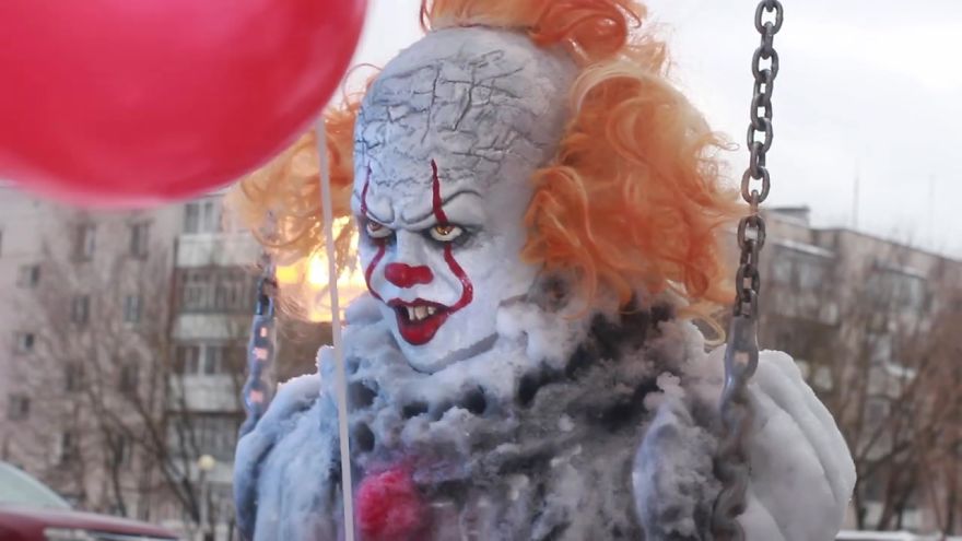 This Artist Decided To Creep People Out By Creating A 'Pennyswise' Snowman On A Swingset This Artist Decided To Creep People Out By Creating A 'Pennyswise' Snowman On A Swingset