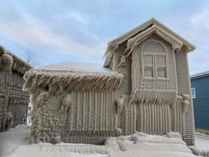 People's Homes Near Lake Erie Get Covered In Thick Ice, They Say It Looks Cool But It's A Nightmare To Live In People's Homes Near Lake Erie Get Covered In Thick Ice, They Say It Looks Cool But It's A Nightmare To Live In