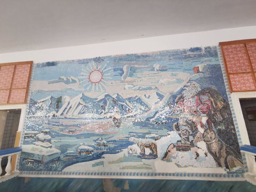 I Captured An Abandoned Russian Settlement In Norway (22 Pics)