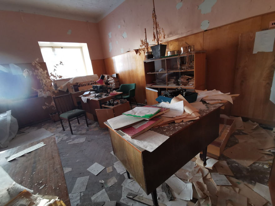 I Captured An Abandoned Russian Settlement In Norway (22 Pics) I Captured An Abandoned Russian Settlement In Norway (22 Pics)