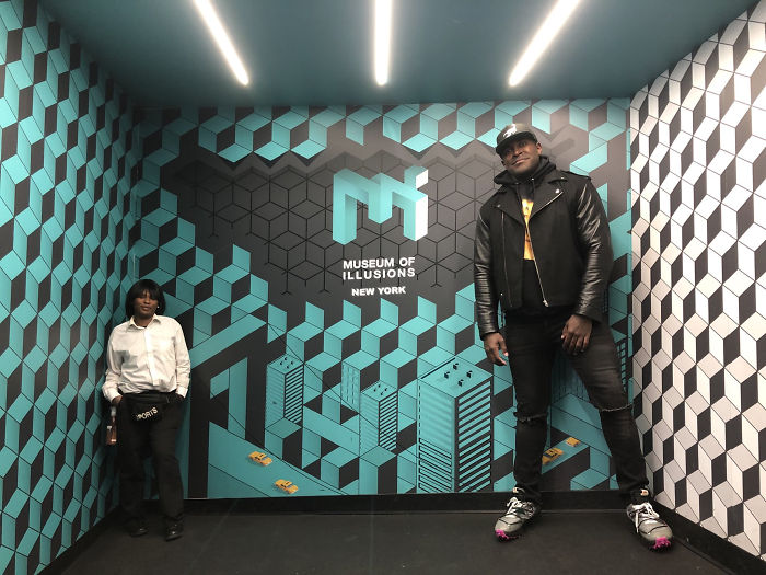 Guy Visits The Museum Of Illusions Alone, Gets A Museum Worker To Help Him With The Pictures