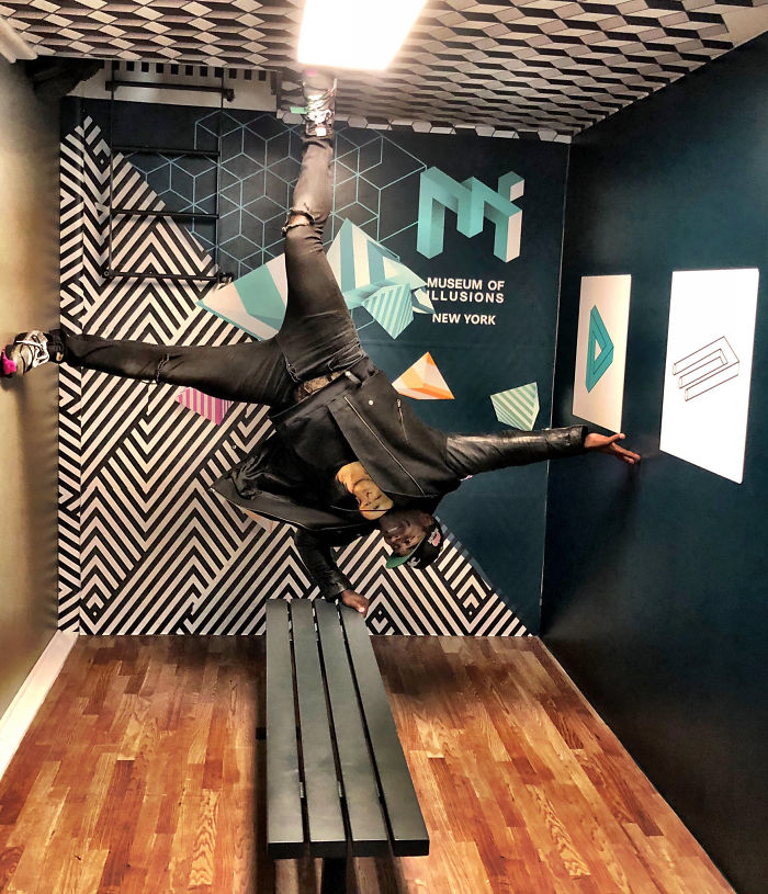 Guy Visits The Museum Of Illusions Alone, Gets A Museum Worker To Help Him With The Pictures