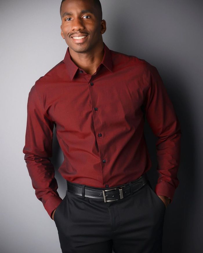 Police Officer Spends His Lunch Break With A Homeless Woman, The Moment Goes Viral